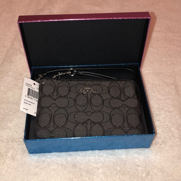 Coach Handbags - NWT Coach Corner ZIP Wristlet. Comes w/box